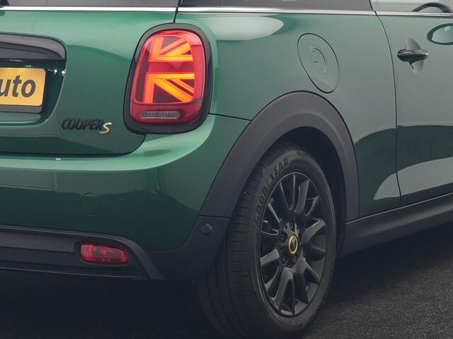 Mini Electric Cooper SE 33 kWh 184pk Dealer O.H | Panodak | Head Up | Camera | Harman / Kardon | Warmtepomp | Sportstoelen Verwarmd | Keyless | Apple Carplay | Sfeerverlichting | DAB | Virtual | Navigatie | 16"L.M |