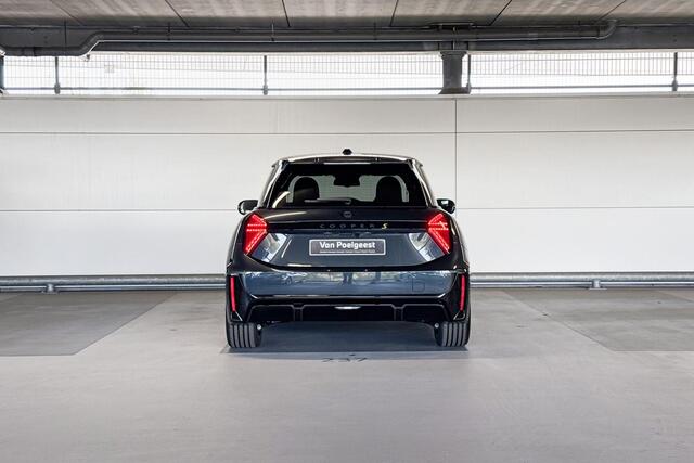Mini Electric Cooper 3-deurs Cooper SE John Cooper Works M 54.2 kWh | 18 Inch JCW Lap Spoke 2-tone | Meer MINI Weken 4000