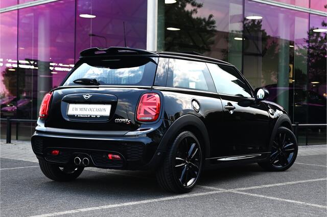 Mini John Cooper Works Hatchback S JCW Trim Automaat / Panoramadak / Comfort Acces / Apple Carplay / Navigatie Plus / 17"LM-velgen