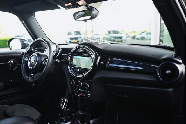 Mini John Cooper Works Hatchback S JCW Trim Automaat / Panoramadak / Comfort Acces / Apple Carplay / Navigatie Plus / 17"LM-velgen