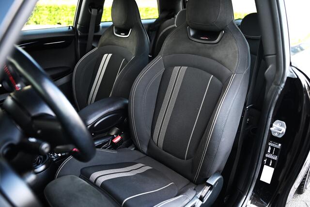 Mini John Cooper Works Hatchback S JCW Trim Automaat / Panoramadak / Comfort Acces / Apple Carplay / Navigatie Plus / 17"LM-velgen