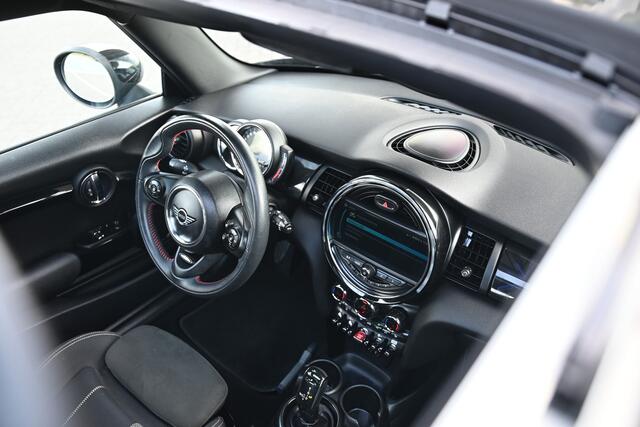 Mini John Cooper Works Hatchback S JCW Trim Automaat / Panoramadak / Comfort Acces / Apple Carplay / Navigatie Plus / 17"LM-velgen