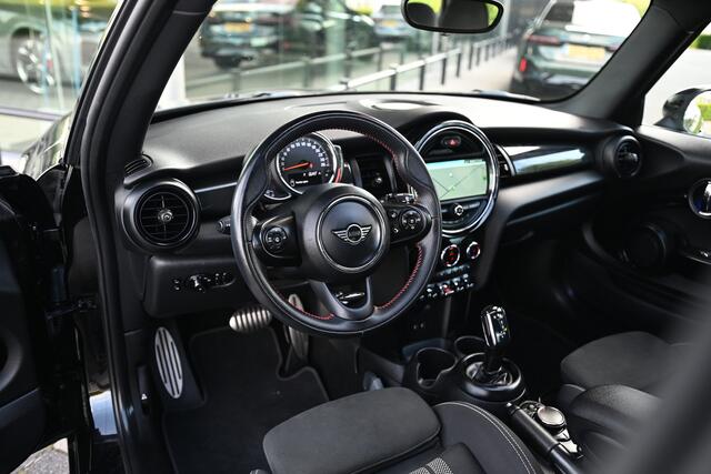 Mini John Cooper Works Hatchback S JCW Trim Automaat / Panoramadak / Comfort Acces / Apple Carplay / Navigatie Plus / 17"LM-velgen