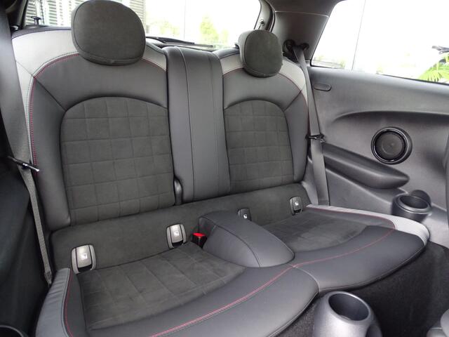 Mini John Cooper Works Mini 2.0 231 pk JCW Pack Kuipstoelen Adaptive Cruis Driv.Ass. Apple CarPlay 17" LM Velgen