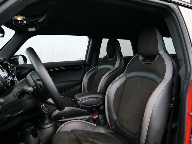 Mini John Cooper Works Mini 2.0 Chili 232 Pk Automaat DAB / Navigatie / 18 inch / Camera / Winterpakket