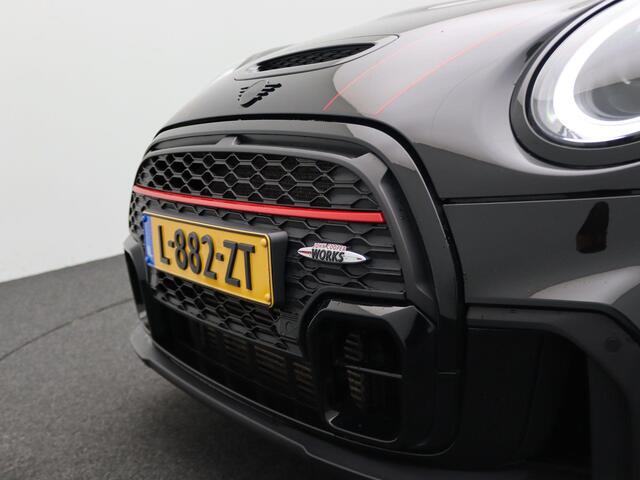 Mini John Cooper Works 3-deurs Comfort Plus Pakket | 18" JCW Circuit Spoke | Stuurwielrand Verwarmd | Glazen panoramadak | Piano Black Exterior pack | Harman-Kardon sound system | MINI Head-Up Display