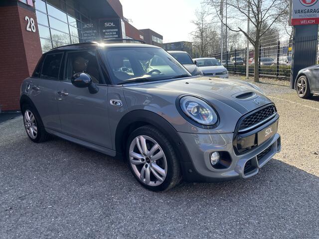 Mini John Cooper Works Mini 2.0 S JCW // SCHUIF-KANTELDAK // LEDER // HARMAN&KARDON AUDIO // STOELVERWARMING // KEYLESS // NAVI+CARPLAY // LED //