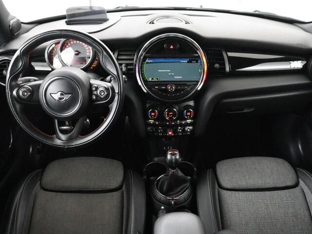 Mini John Cooper Works 1.5 Chili Serious Business | JCW Pack | Stoelverwarming | Head-Up | Sportstoelen | Harman/Kardon | Navigatie | Climate control | Full LED | Parkeerhulp | Cruise control | Half leder | Bluetooth