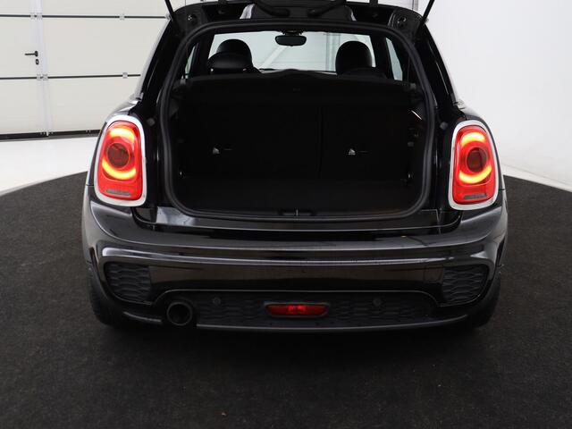 Mini John Cooper Works 1.5 Chili Serious Business | JCW Pack | Stoelverwarming | Head-Up | Sportstoelen | Harman/Kardon | Navigatie | Climate control | Full LED | Parkeerhulp | Cruise control | Half leder | Bluetooth