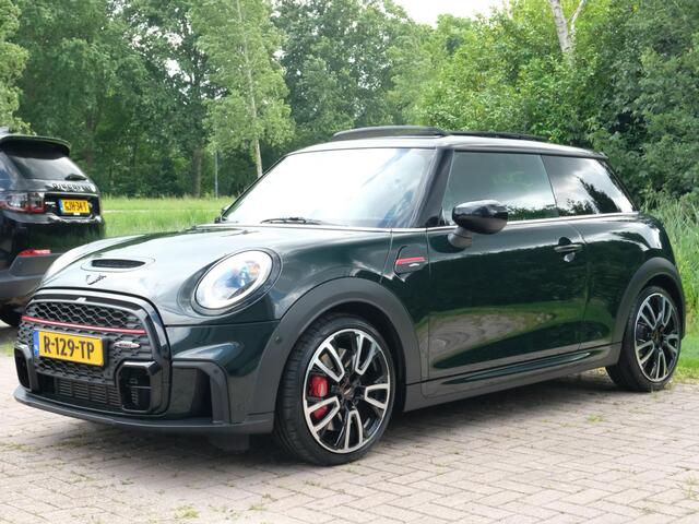 Mini John Cooper Works 3-Deurs 2.0 Essential 231 PK | BTW | Harman kardon | Leder | Panoramadak | Stuur & Stoelverwarming | Head-Up | Parkeersensoren | Full Options.