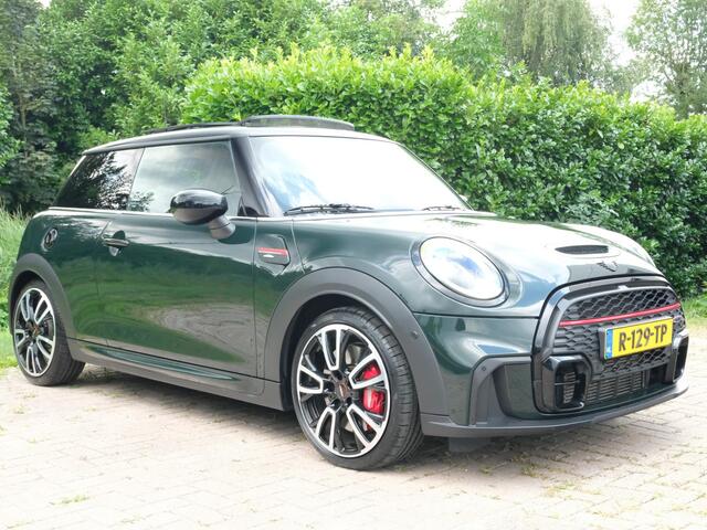Mini John Cooper Works 3-Deurs 2.0 Essential 231 PK | BTW | Harman kardon | Leder | Panoramadak | Stuur & Stoelverwarming | Head-Up | Parkeersensoren | Full Options.