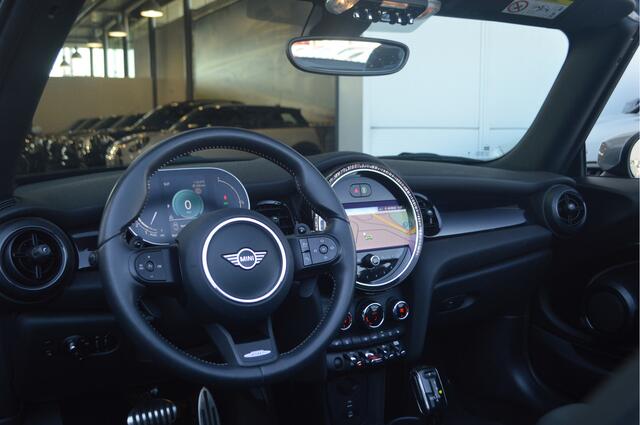 Mini John Cooper Works Cabrio S Cooper Automaat / Comfort Access / Achteruitrijcamera / Stoelverwarming / LED / 17" LM JCW Track Spoke zwart