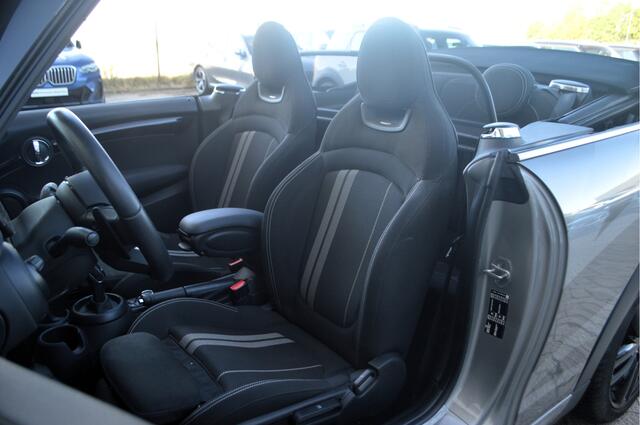 Mini John Cooper Works Cabrio S Cooper Automaat / Comfort Access / Achteruitrijcamera / Stoelverwarming / LED / 17" LM JCW Track Spoke zwart