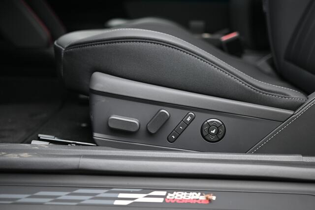 Mini John Cooper Works Hatchback / Pakket XL / 18" JCW Lap Spoke two-tone met sportbanden