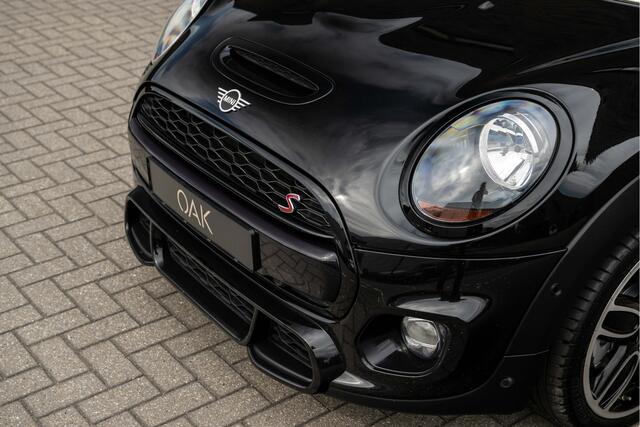 Mini John Cooper Works 5-Deurs 2.0 S | JCW-Trim | Navigatie | Half Leder | 5-Deurs | PDC | 18"LM | Midnight Black