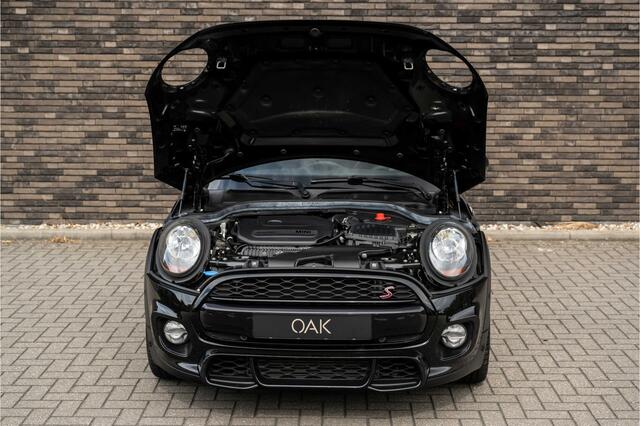 Mini John Cooper Works 5-Deurs 2.0 S | JCW-Trim | Navigatie | Half Leder | 5-Deurs | PDC | 18"LM | Midnight Black