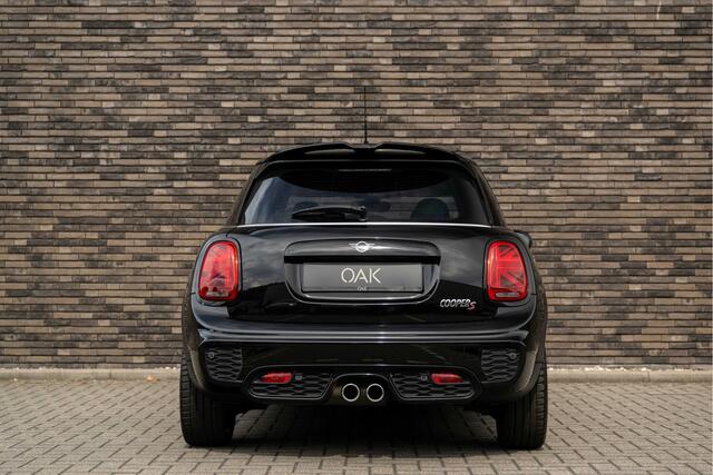 Mini John Cooper Works 5-Deurs 2.0 S | JCW-Trim | Navigatie | Half Leder | 5-Deurs | PDC | 18"LM | Midnight Black
