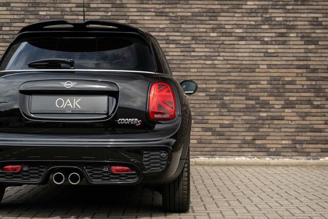 Mini John Cooper Works 5-Deurs 2.0 S | JCW-Trim | Navigatie | Half Leder | 5-Deurs | PDC | 18"LM | Midnight Black