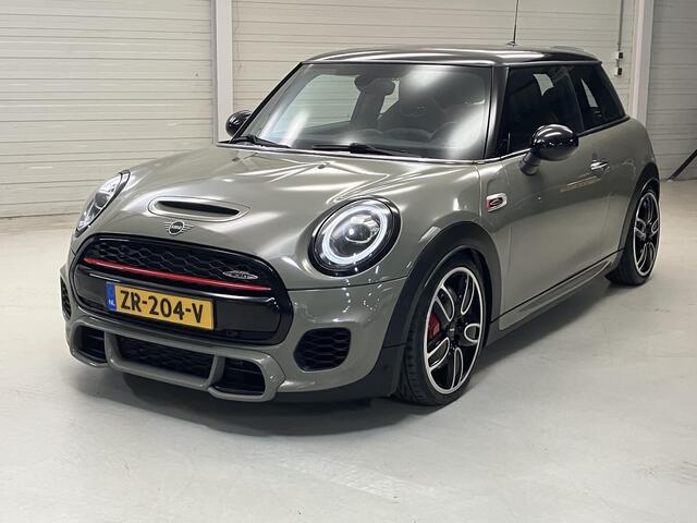 Mini John Cooper Works 3-Deurs 2.0 Chili / Nederlandse Auto / Eerste Eigenaar / Dealer Onderhouden / 231 PK /Elektrisch Schuif/Kanteldak / Navigatie / Harman & Kardon Audio / Stoelverwarming / Parkeersensoren Voor + Achter / Cruise Control / Climate Control /