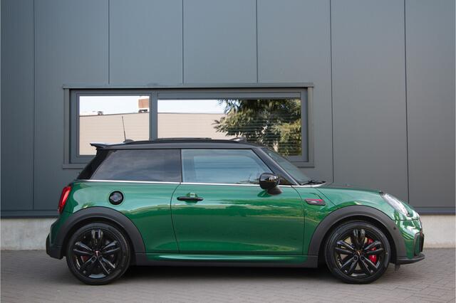 Mini John Cooper Works 3-Deurs 2.0 231PK | Pro Exhaust | Pano | ACC | HUD | Camera | KeyLess | Stuur/StoelVerwarming | Sportstoelen | Ambient Light | Alarm | British Racing Green