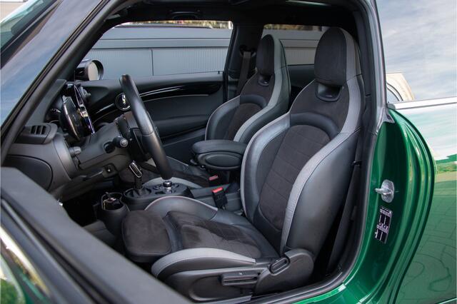 Mini John Cooper Works 3-Deurs 2.0 231PK | Pro Exhaust | Pano | ACC | HUD | Camera | KeyLess | Stuur/StoelVerwarming | Sportstoelen | Ambient Light | Alarm | British Racing Green