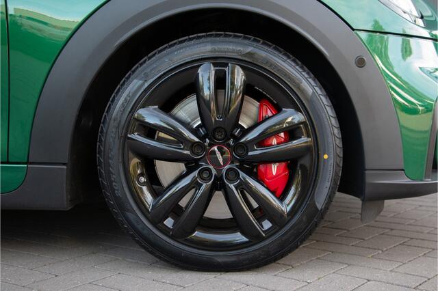 Mini John Cooper Works 3-Deurs 2.0 231PK | Pro Exhaust | Pano | ACC | HUD | Camera | KeyLess | Stuur/StoelVerwarming | Sportstoelen | Ambient Light | Alarm | British Racing Green