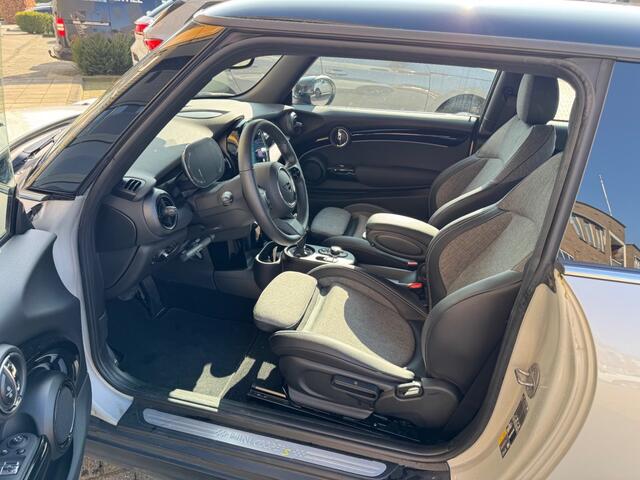 Mini MINI CLASSIC 33 KWh 2TONE/SPORTSTOELEN/LED/CARPLAY/NL-AUTO/1e EIG.