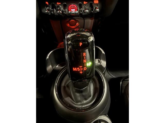 Mini MINI 1.5 CHILLI AUT LEDER HARM KARDON FACELIFT zeer luxe uitvoering