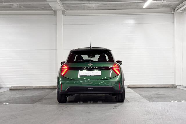 Mini MINI 3-Deurs C Favoured | Pakket M | Panoramadak | Harman/Kardon | Head-Up Display |