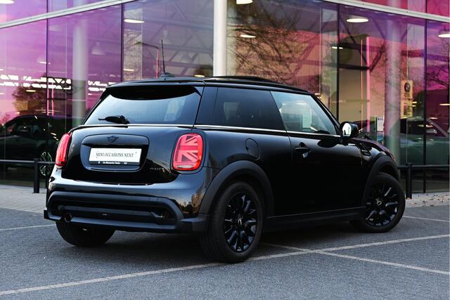 Mini ONE Hatchback Classic / Panoramadak / Sportstoelen / Cruise Control / LED / Ambiance verlichting / 16" LM Victory Spoke zwart