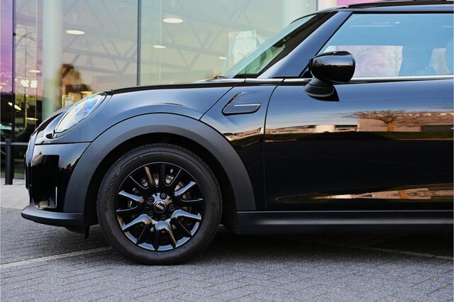 Mini ONE Hatchback Classic / Panoramadak / Sportstoelen / Cruise Control / LED / Ambiance verlichting / 16" LM Victory Spoke zwart