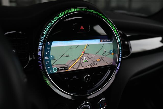 Mini ONE Hatchback Classic / Panoramadak / Sportstoelen / Cruise Control / LED / Ambiance verlichting / 16" LM Victory Spoke zwart