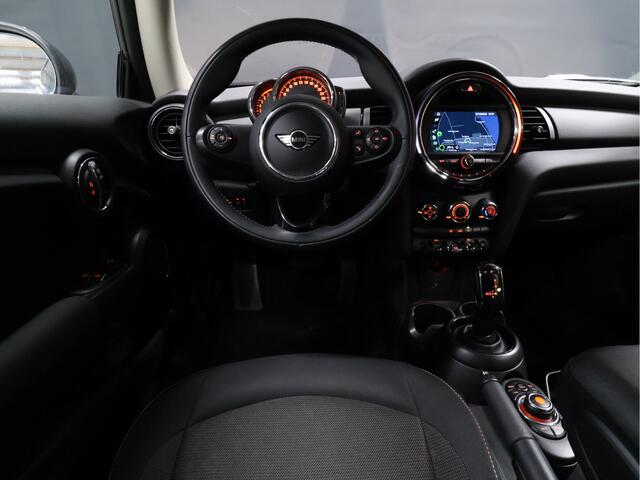 Mini ONE 3-Deurs 1.5 Salt [APPLE CARPLAY, CRUISE CONTROL, SPORT STUUR LEDER, NAVIGATIE, AIRCO, START STOP SYSTEEM, MIDNIGHTBLACK METAAL LAK, ALARMKLASSE 3, NIEUWSTAAT]