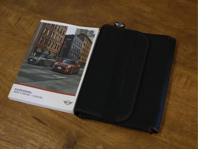 Mini ONE 3-Deurs 1.5 Salt [APPLE CARPLAY, CRUISE CONTROL, SPORT STUUR LEDER, NAVIGATIE, AIRCO, START STOP SYSTEEM, MIDNIGHTBLACK METAAL LAK, ALARMKLASSE 3, NIEUWSTAAT]
