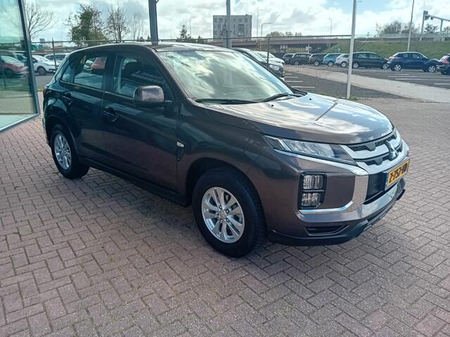 Mitsubishi ASX 2.0 Automaat, Airco(automatisch) Multimedis systeem, Carplay, Camera, Stoelverwarming, Cruisecontrol, Navigatie, Dimlicht automatisch, Regensensor, Elektrische ramen en spiegels, Schakelmogelijkheid aan stuurwiel, Nette auto, BOVAG