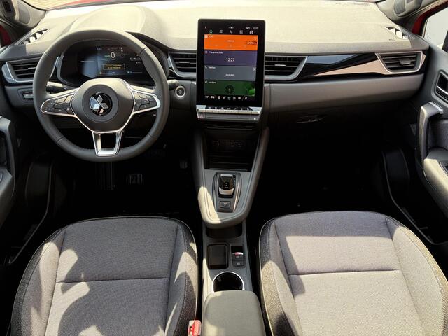 Mitsubishi ASX 1.8 HEV AT Intense+ / € 3.000,- Voordeel op de Nieuwprijs / 8 Jaar Fabrieksgarantie / Achteruitrijcamera / Stuur- en Stoelverwarming / Voorruitverwarming / Keyless Entry & Start / Navigatie via Apple Carplay & Android Auto / Adaptieve Cruise Control / Climate Control