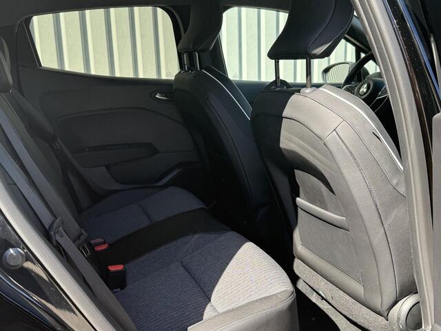 Mitsubishi COLT 1.6 HEV First Edition / Achteruitrijcamera / 17" Lichtmetaal / Navigatie / Dodehoekdetectie / Draadloze lader / Climate Control / Cruise Control /