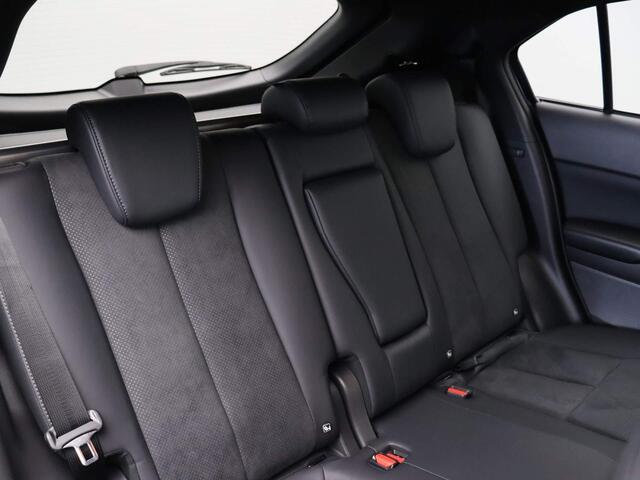 Mitsubishi ECLIPSE Cross 2.4 PHEV Black Edition | Adaptief cruise control | 360 graden camera | Stuur en stoelverwarming | DEMO voordeel |