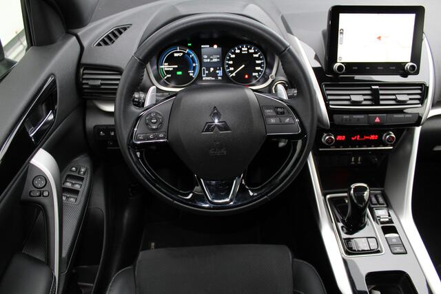 Mitsubishi ECLIPSE Cross 2.4 PHEV Intense+ | Incl. 12 maanden Garantie | Climate controle | Achteruitrijcamera | Stoelverwarming | Navigatie | Parkeersensoren V+A | Trekhaak | Bestuurdersstoel elektrisch verstelbaar | Keyless entry/start | Cruise controle | Lane assist | DA