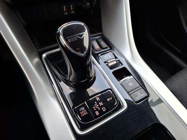 Mitsubishi ECLIPSE Cross 2.4 Intense Plug in Hybrid Dealer O.H. PHEV | Apple Carplay | Camera | Climate Control | Stoelverwarming | Cruise Control | L.M. 18" | DAB |