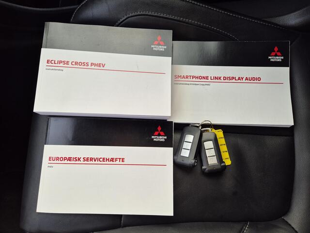 Mitsubishi ECLIPSE Cross 2.4 PHEV Prestige Automaat / Trekgewicht 1500 Kg / Schuif-Kanteldak / Stuur-, Stoelverwarming / Adaptief cruise control / Navigatie via Apple Carplay of Android Auto /