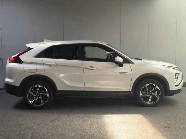 Mitsubishi ECLIPSE Cross 2.4 PHEV Intense uit 2022 Rijklaar + 12 maanden Bovag-garantie Henk Jongen Auto's in Helmond, al 50 jaar service zoals 't hoort!