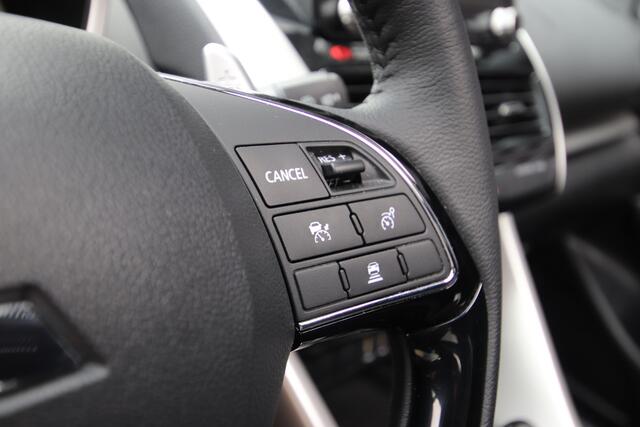 Mitsubishi ECLIPSE Cross 2.4 PHEV Instyle Pano, Leder, NL-Auto, Slechts 7.802 km!