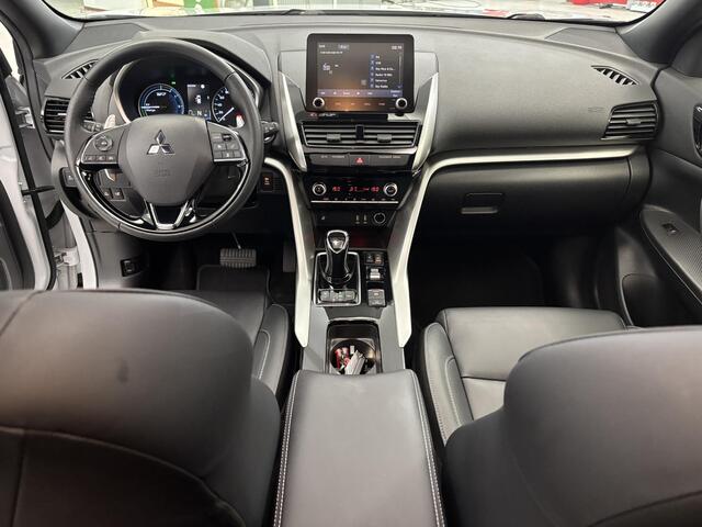 Mitsubishi ECLIPSE Cross 2.4 PHEV Prestige / AUTOMAAT / Trekhaak / Speciale kleur / Voorstoelen, stuurwiel, achterbank verwarmd / Parkeersensoren voor + achter / Navigatiesysteem / Lichtmetalen velgen 18" / Elektrisch glazen panorama-dak / Automatische airco / Achteruitrijc