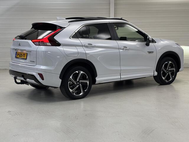 Mitsubishi ECLIPSE Cross 2.4 PHEV Prestige / AUTOMAAT / Trekhaak / Speciale kleur / Voorstoelen, stuurwiel, achterbank verwarmd / Parkeersensoren voor + achter / Navigatiesysteem / Lichtmetalen velgen 18" / Elektrisch glazen panorama-dak / Automatische airco / Achteruitrijc