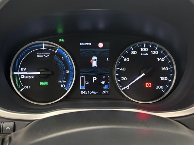 Mitsubishi ECLIPSE Cross 2.4 PHEV Prestige / AUTOMAAT / Trekhaak / Speciale kleur / Voorstoelen, stuurwiel, achterbank verwarmd / Parkeersensoren voor + achter / Navigatiesysteem / Lichtmetalen velgen 18" / Elektrisch glazen panorama-dak / Automatische airco / Achteruitrijc