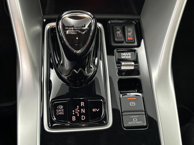 Mitsubishi ECLIPSE Cross 2.4 PHEV Prestige / AUTOMAAT / Trekhaak / Speciale kleur / Voorstoelen, stuurwiel, achterbank verwarmd / Parkeersensoren voor + achter / Navigatiesysteem / Lichtmetalen velgen 18" / Elektrisch glazen panorama-dak / Automatische airco / Achteruitrijc