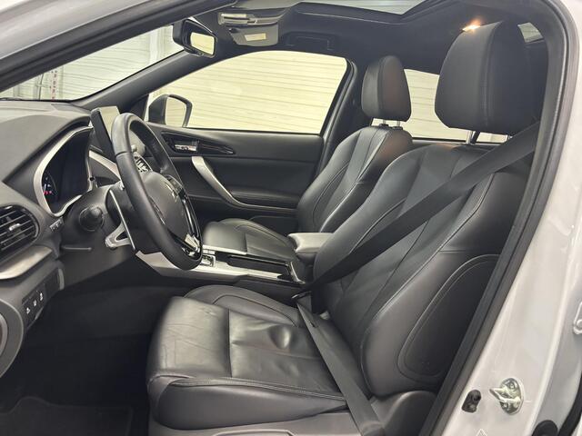 Mitsubishi ECLIPSE Cross 2.4 PHEV Prestige / AUTOMAAT / Trekhaak / Speciale kleur / Voorstoelen, stuurwiel, achterbank verwarmd / Parkeersensoren voor + achter / Navigatiesysteem / Lichtmetalen velgen 18" / Elektrisch glazen panorama-dak / Automatische airco / Achteruitrijc