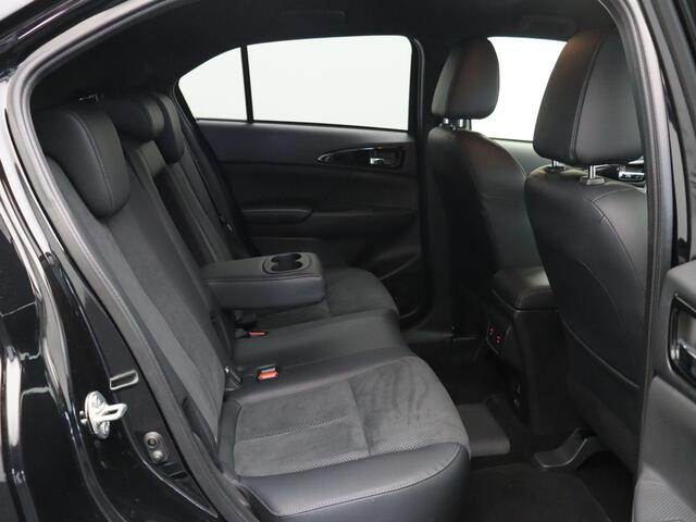 Mitsubishi ECLIPSE Cross 2.4 PHEV Black Edition | Stoelverwarming voor & achter | Achteruitrijcamera | Adatpief cruise control | Apple Carplay/Android Auto |