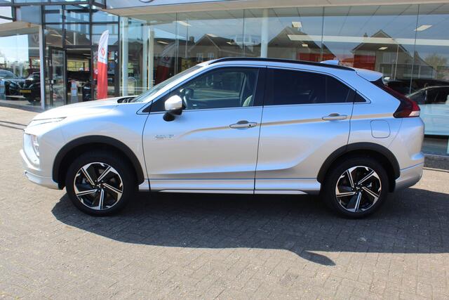 Mitsubishi ECLIPSE Cross 2.4-188pk PHEV 'Instyle'. Zeer nette en luxe Mitsubishi Eclipse plug-in-hybride, slechts 61.424km ! Autm. airco dual, adapt. cruise cntrl, Apple carplay/Android auto, trekhaak, telefoonvoorb., stoel- en achterbankverw., camera v+a, LED verl. etc. et